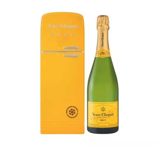 Veuve Clicquot Smeg Fridge Pack (1 x 750 ml) Veuve Clicquot Smeg Fridge Pack (1 x 750 ml)